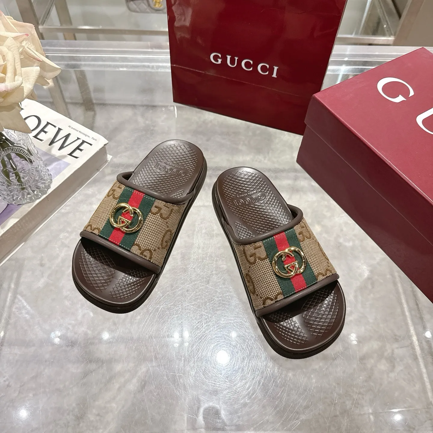 Men's Men's Shoes 💰440🌸🌸New Summer Men's Slip-On Slides This item is inspired by the summer spirit and beach clubs of the Italian coast and is part of Gucci Lido. The Pre-Fall collection reinterprets the brand's signature elements and sophisticated patterns in a contemporary way. Made from black rubber, these flat sandals feature a slip-on design that reinterprets the brand's distinctive green and red web design.  GG Classic Upper Men's Molded Rubber Footbed GG Gold Hardware Logo Flat Made in Italy Size: Men's 40 to 47,